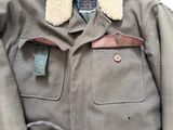 une veste à col en fourrure suspendue à un cintre