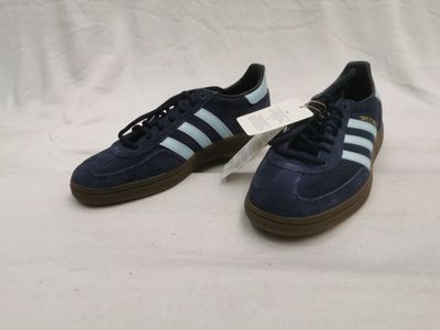 baskets Adidas bleues à semelles marron sur fond blanc