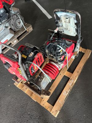 un petit moteur et un petit moteur posé sur une palette