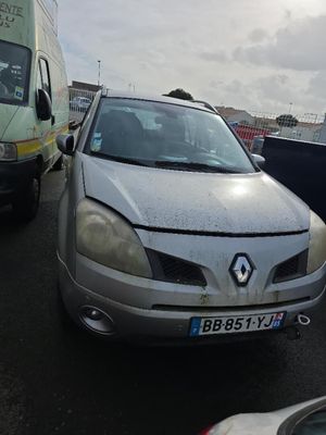 une voiture argentée garée dans un parking à côté d'autres voitures