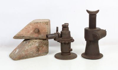 two pieces of metal that are sitting next to each other