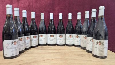six bouteilles de vin sont alignées sur une table en bois