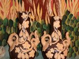 deux vases posés sur une étagère devant un tableau