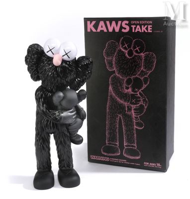 une figurine noire et rose représentant un ours tenant un ours en peluche