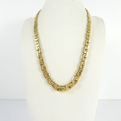 gros plan d'un collier sur un mannequin mannequin