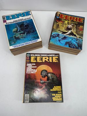 trois livres sur une table blanche sur fond blanc
