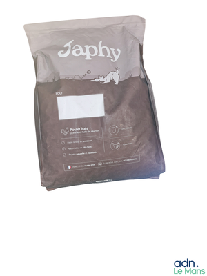 un sac de croquettes pour chien posé sur une table