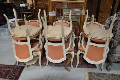 six chaises et une table au milieu d'une pièce