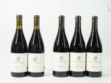 six bouteilles de vin sont alignées sur une surface blanche