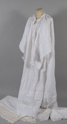 une photo représentant une chemise blanche et une robe blanche sur un mannequin