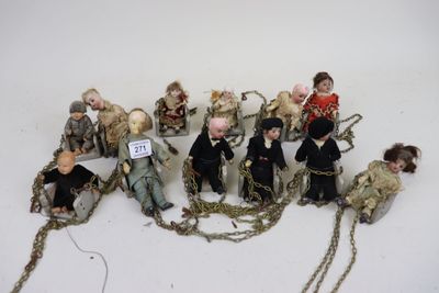 un tas de poupées accrochées à une chaîne