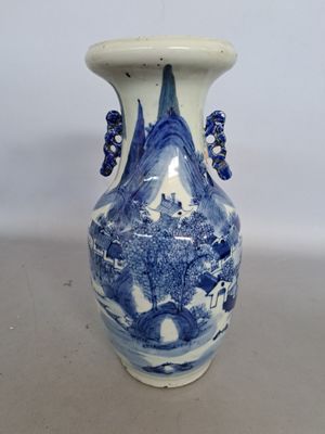 un vase bleu et blanc posé sur une table