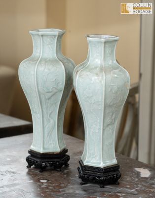 deux vases posés sur une table dans une pièce