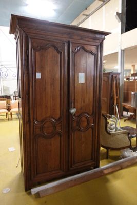 une photo d'une grande armoire en bois dans une pièce