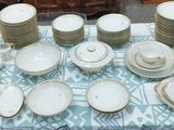 une table sur laquelle se trouvent beaucoup d'assiettes et de bols