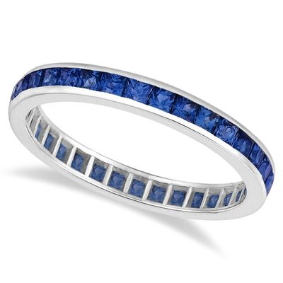 Bague éternité en or blanc 18 carats, sertie de saphirs bleus en rangée
