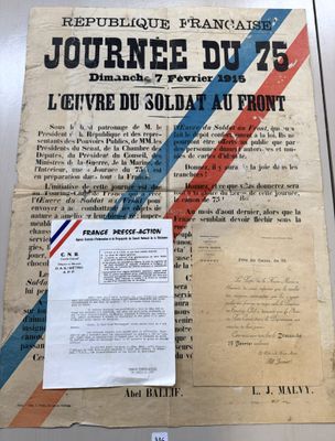 un vieux journal français orné d'une bande rouge, blanche et bleue