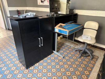 un bureau avec une chaise et une armoire dans une pièce