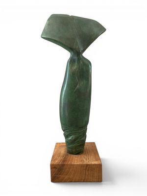 sculpture représentant un vase vert posé sur un socle en bois, sur fond blanc