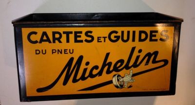 panneau jaune et noir avec une bordure noire portant l'inscription « Cartes et guides Michelin »
