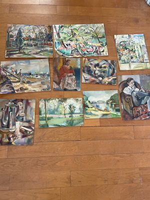 de nombreux tableaux posés par terre dans cette pièce