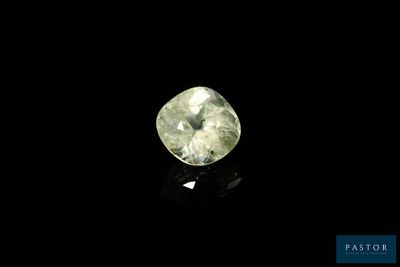 gros plan d'un diamant vert sur une surface noire
