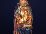 l'image d'une statue de femme avec une couronne sur la tête