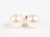 une paire de boucles d'oreilles en perles sur fond blanc