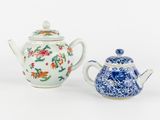 paire de théières en porcelaine bleue et blanche ornées de motifs floraux