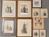 de nombreuses photos encadrées sur le mur d'une pièce