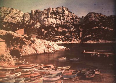 de nombreux bateaux amarrés au bord de l'eau