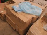 une pile de cartons et un sac par terre