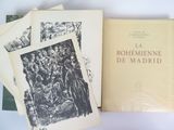 plusieurs livres sont empilés sur une table