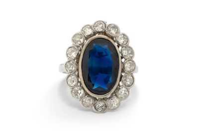 une bague à grappes de saphirs et de diamants