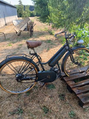 un vélo garé à côté d'une palette en bois