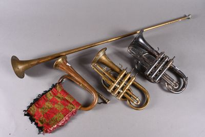 trois types d'instruments de musique différents posés sur une table