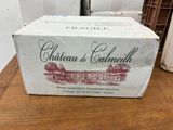 une boîte de vin posée sur une table devant un réfrigérateur