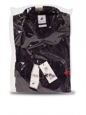 La chemise noire est emballée dans du plastique et prête à être portée