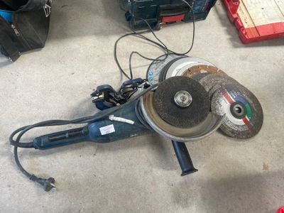 une machine posée par terre à côté d'autres outils
