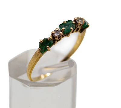 une image montrant un gros plan d'une bague en or sertie d'émeraudes