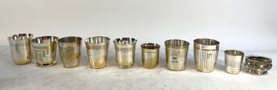 six verres à liqueur argentés alignés les uns à côté des autres