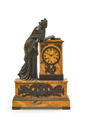 PENDULE à l'allégorie de l'étude. Femme néoclassique à la le…