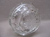 un bocal en verre transparent orné d'un motif floral