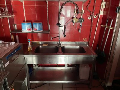 une cuisine équipée d'un évier, d'une cuisinière et d'un lave-vaisselle