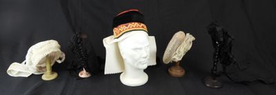 trois chapeaux sur la tête d'un mannequin, sur fond noir