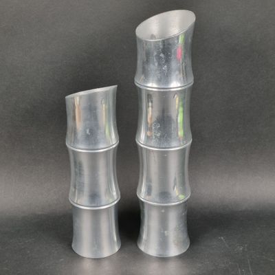 trois gobelets en plastique posés les uns à côté des autres sur une table