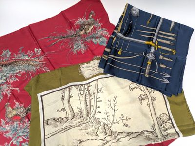 trois mouchoirs de couleurs différentes, ornés de motifs sur un fond blanc