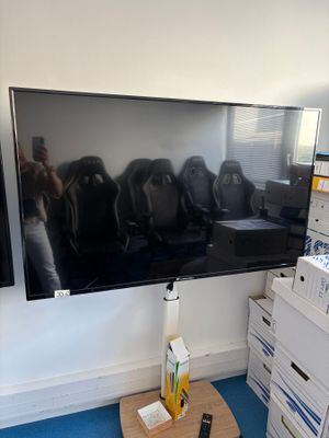 un grand téléviseur à écran plat dans un coin de la pièce
