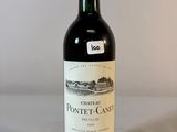 une bouteille de vin posée sur une table
