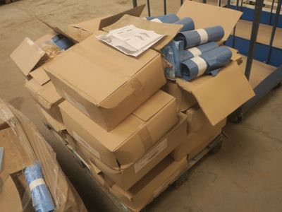 de nombreuses boîtes et colis empilés les uns sur les autres